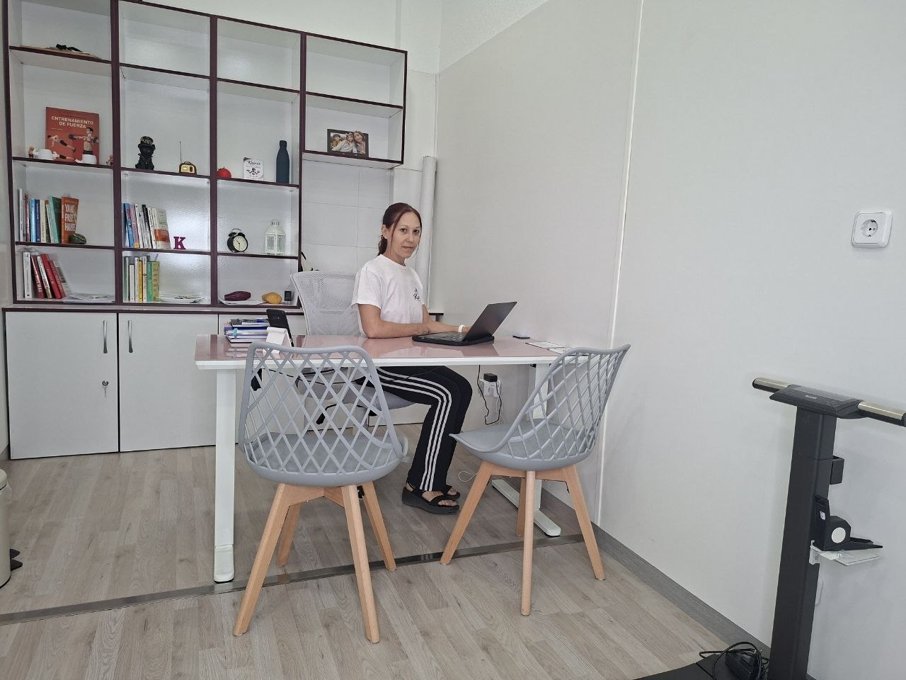 Profesional de Kairós en la consulta del centro