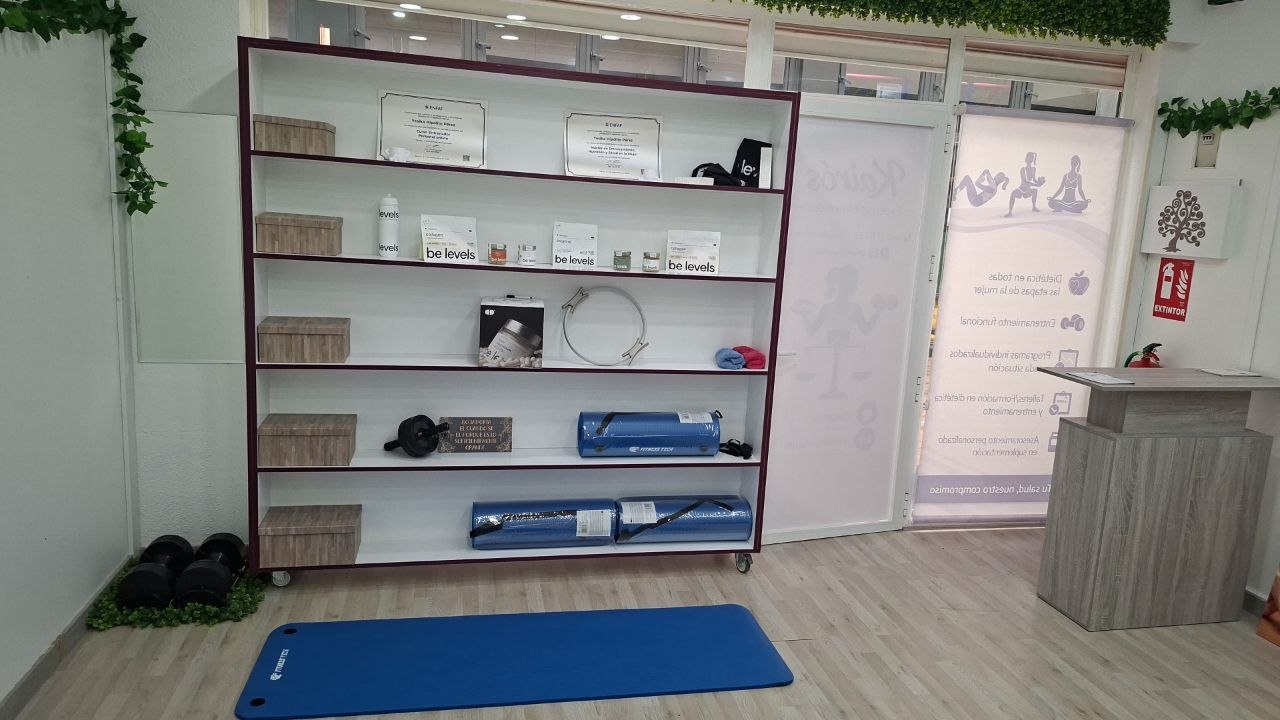 Recibidor del centro Kairós con material de entrenamiento